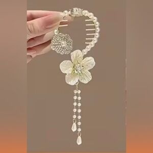 Floral Faux Pearl and Flower Ponytail Clip